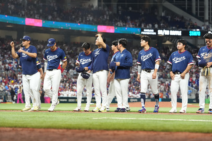 [마이애미=AP/뉴시스] 대한민국 선수들이 13일(현지 시간) 미 플로리다주 마이애미 론디포파크에서 열린 2026 월드베이스볼클래식(WBC) 8강전에서 도미니카공화국에 패한 후 팬들에게 인사하고 있다. 한국은 0-10 7회 콜드게임패하며 8강에서 탈락했다. 2026.03.14.