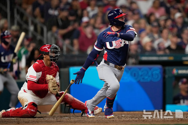 [휴스턴=AP/뉴시스] 미국의 브라이스 투랑(오른쪽)이 14일(한국 시간) 미국 텍사스주 휴스턴의 다이킨파크에서 열린 2026 월드베이스볼클래식(WBC) 캐나다와의 8강전에서 6회 안타를 치고 있다. 2026.03.14.