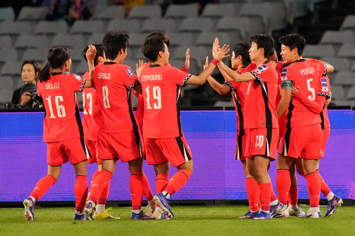 [시드니=AP/뉴시스] 대한민국 여자축구 대표팀 선수들이 14일(현지 시간) 호주 시드니의 스타디움 오스트레일리아에서 열린 2026 아시아축구연맹 여자 아시안컵 8강전 우즈베키스탄과 경기 전반 9분 손화연의 선제골에 환호하고 있다. 2026.03.14.