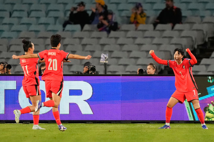 [시드니=AP/뉴시스] 손화연(오른쪽)이 14일(현지 시간) 호주 시드니의 스타디움 오스트레일리아에서 열린 2026 아시아축구연맹 여자 아시안컵 8강전 우즈베키스탄과 경기 전반 9분 선제골을 넣은 후 환호하고 있다. 2026.03.14.