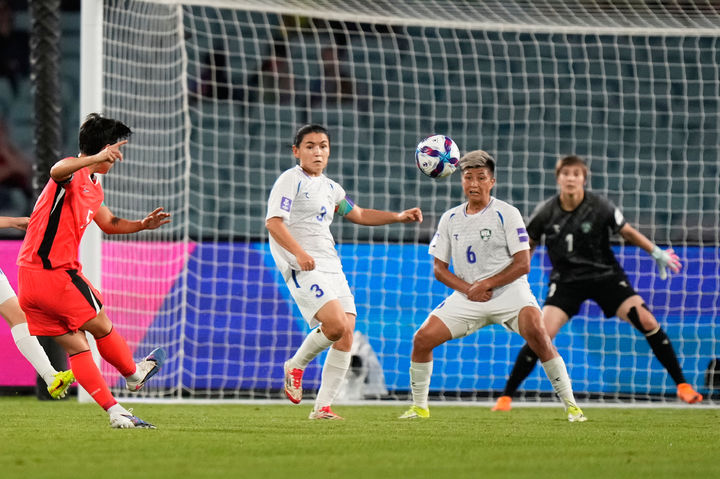 [시드니=AP/뉴시스] 고유진(왼쪽)이 14일(현지 시간) 호주 시드니의 스타디움 오스트레일리아에서 열린 2026 아시아축구연맹 여자 아시안컵 8강전 우즈베키스탄과 경기 전반 20분 추가 골을 넣고 있다. 2026.03.14.