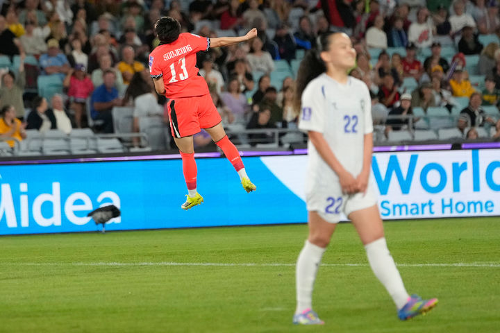 [시드니=AP/뉴시스] 박수정(왼쪽)이 14일(현지 시간) 호주 시드니의 스타디움 오스트레일리아에서 열린 2026 아시아축구연맹 여자 아시안컵 8강전 우즈베키스탄과 경기 후반 12분 세 번째 골을 넣고 환호하고 있다. 2026.03.14.