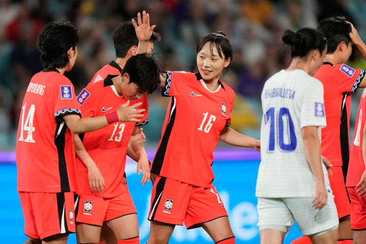 [시드니=AP/뉴시스] 박수정(왼쪽 두 번째)이 14일(현지 시간) 호주 시드니의 스타디움 오스트레일리아에서 열린 2026 아시아축구연맹 여자 아시안컵 8강전 우즈베키스탄과 경기 후반 12분 세 번째 골을 넣은 후 동료들의 축하를 받고 있다. 2026.03.14.