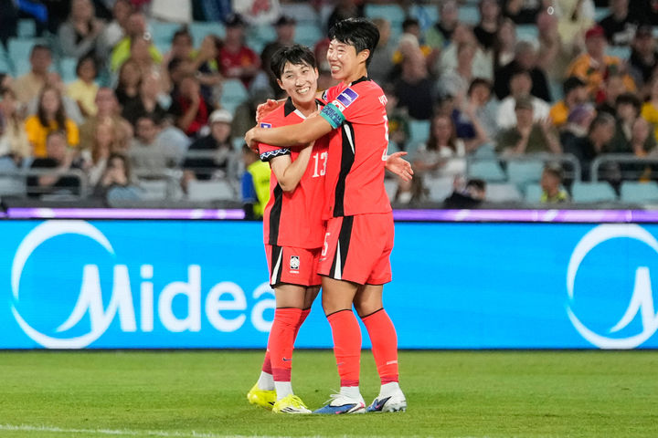 [시드니=AP/뉴시스] 박수정(왼쪽)이 14일(현지 시간) 호주 시드니의 스타디움 오스트레일리아에서 열린 2026 아시아축구연맹 여자 아시안컵 8강전 우즈베키스탄과 경기 후반 12분 세 번째 골을 넣고 고유진과 함께 환호하고 있다. 2026.03.14.