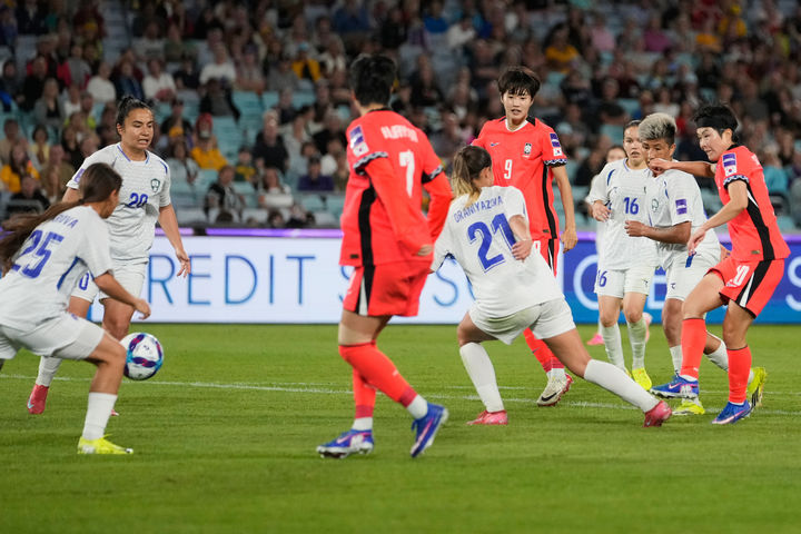 [시드니=AP/뉴시스] 지소연(오른쪽)이 14일(현지 시간) 호주 시드니의 스타디움 오스트레일리아에서 열린 2026 아시아축구연맹 여자 아시안컵 8강전 우즈베키스탄과 경기 후반 27분 팀 네 번째 골을 넣고 있다. 2026.03.14.