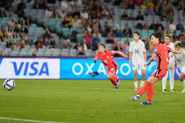 [시드니=AP/뉴시스] 장슬기(오른쪽)가 14일(현지 시간) 호주 시드니의 스타디움 오스트레일리아에서 열린 2026 아시아축구연맹 여자 아시안컵 8강전 우즈베키스탄과 경기 후반 추가시간 페널티킥(PK)으로 팀 6번째 골을 넣고 있다. 2026.03.14.