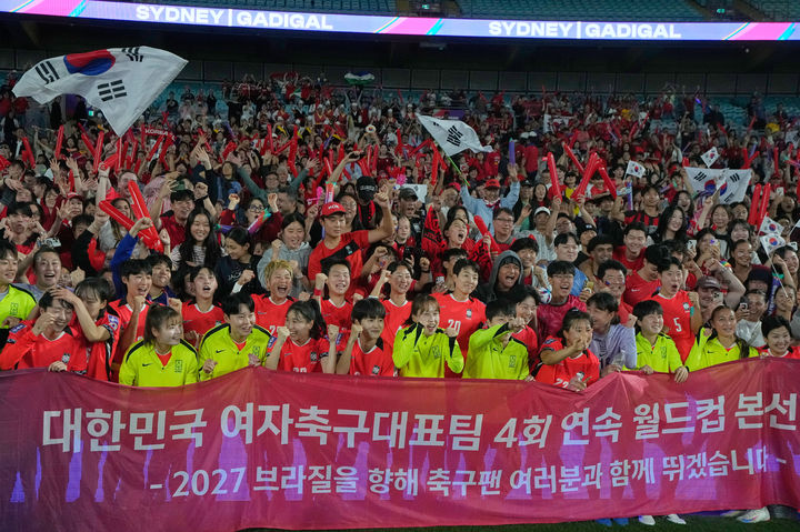 [시드니=AP/뉴시스] 대한민국 여자축구 대표 선수들이 14일(현지 시간) 호주 시드니의 스타디움 오스트레일리아에서 열린 2026 아시아축구연맹 여자 아시안컵 8강전에서 우즈베키스탄을 물리친 후 팬들과 함께 기념 촬영하고 있다. 한국은 우즈베키스탄을 6-0으로 꺾고 4강 진출과 함께 2027 국제축구연맹(FIFA) 여자 월드컵 진출권도 함께 따냈다. 2026.03.15.