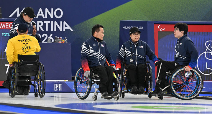 [서울=뉴시스] 한국 휠체어컬링 혼성 4인조 대표팀이 14일(한국 시간) 이탈리아 코르티나담페초 코르티나 컬링 올림픽 스타디움에서 열린 2026 밀라노·코르티나담페초 동계패럴림픽 휠체어컬링 혼성 4인조 동메달 결정전 스웨덴과의 경기에서 전략을 논의하고 있다. (사진 = 대한장애인체육회 제공) *재판매 및 DB 금지