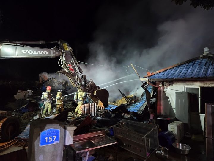 [보령=뉴시스] 지난 13일 오후 6시17분께 충남 보령시 오천면 원산도리 단독주택에서 불이 나 소방대원들이 진화에 나서고 있다. (사진=보령소방서 제공) 2026.03.14. photo@newsis.com *재판매 및 DB 금지