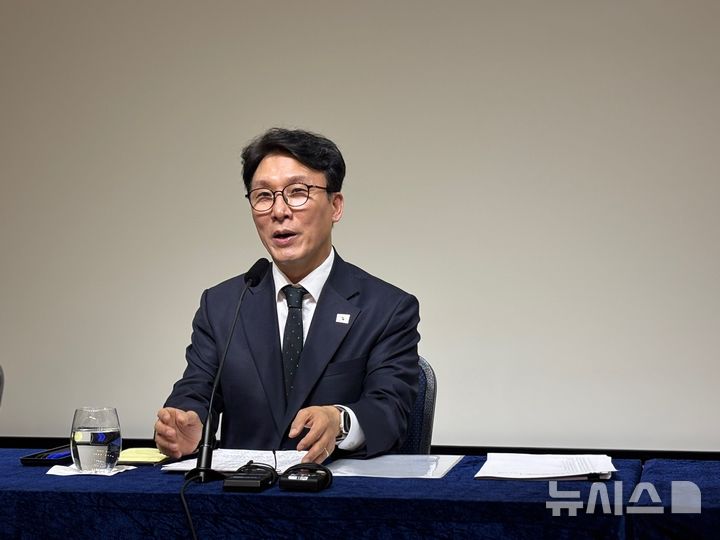 [워싱턴=뉴시스]이윤희 특파원 = 김민석 국무총리가 13일(현지 시간) 미국 워싱턴DC 한국문화원에서 특파원 간담회를 열고 발언하고 있다. 2026.03.14.