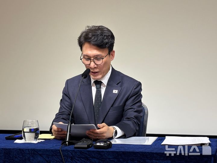 [워싱턴=뉴시스]이윤희 특파원 = 김민석 국무총리가 13일(현지 시간) 미국 워싱턴DC 한국문화원에서 특파원 간담회를 열고 발언하고 있다. 2026.03.14. 