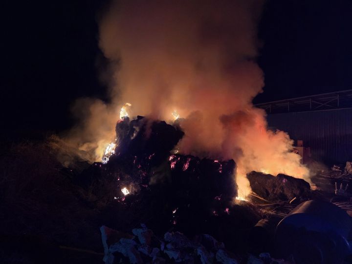 [보령=뉴시스] 14일 오전 1시54분께 충남 보령 남포면 나대지에 놓여있던 곤포 사일리지에서 불이 나 다량의 연기가 발생하고 있다. (사진=보령소방서 제공) 2026.03.14. photo@newsis.com *재판매 및 DB 금지