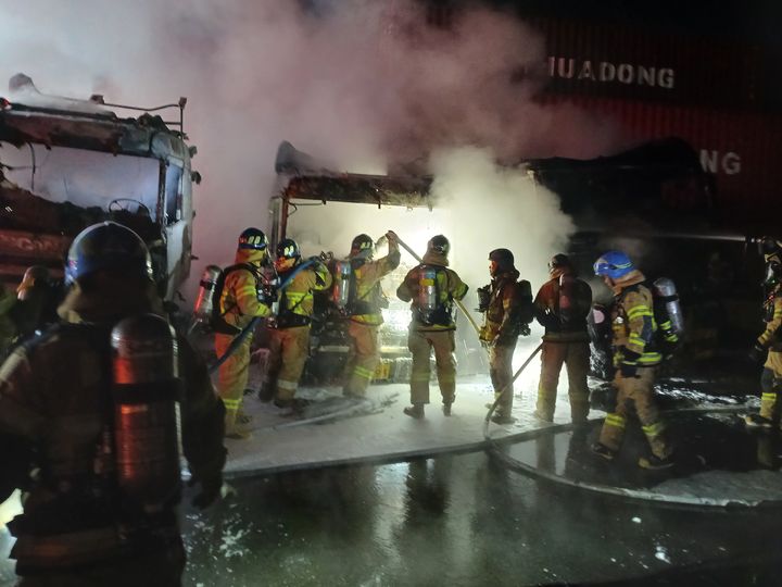 [인천=뉴시스] 인천 송도 트레일러 화재 현장. (사진=인천소방본부 제공) 2026.03.14. photo@newsis.com *재판매 및 DB 금지