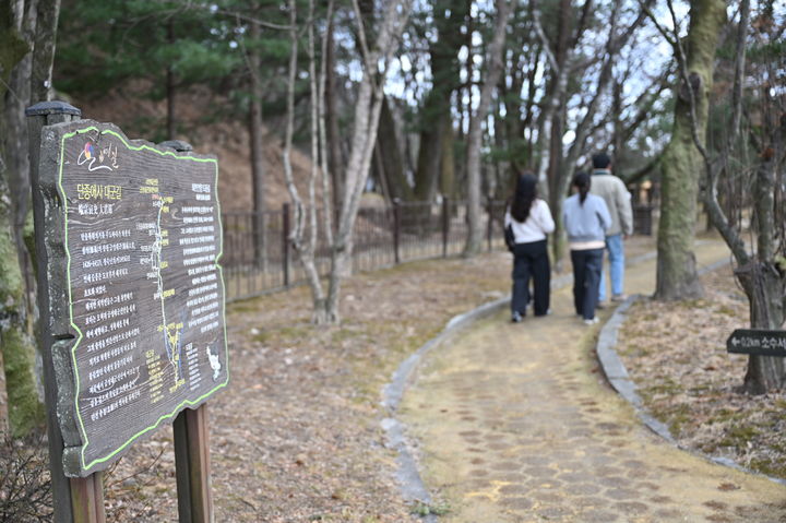 [영주=뉴시스] 관광객들이 '단종애사 대군길'을 걷고 있다. (사진=영주시 제공) 2026.03.14. photo@newsis.com *재판매 및 DB 금지