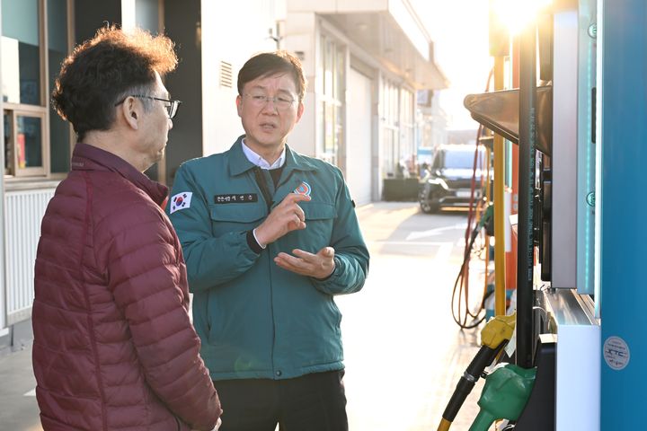 [안산=뉴시스] 정부가 석유 최고가격제를 시행한 첫날인 13일 이민근 경기 안산시장이 주유소를 찾아 국제유가 급등에 따른 유가 동향을 점검했다. (사진=안산시 제공) 2026.03.14. photo@newsis.com&nbsp; *재판매 및 DB 금지