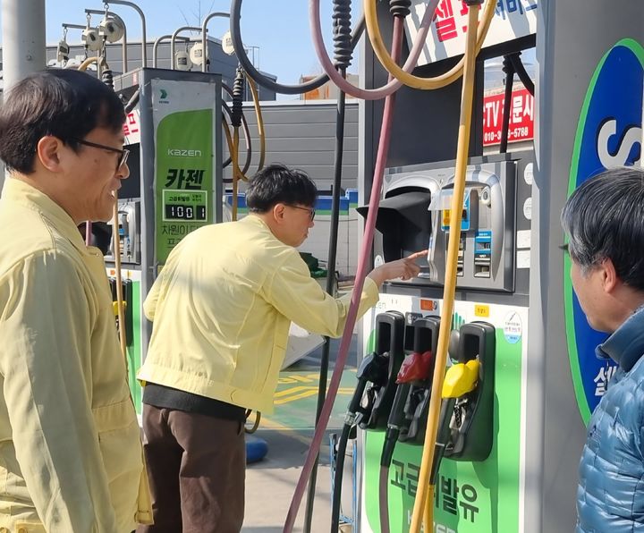 [광명=뉴시스] 광명시 특별점검반이 13일 광명시내 한 주유소에서 가격 표시제 준수 여부 등을 점검하고 있다.(사진=광명시 제공) 2026.03.15.photo@newsis.com *재판매 및 DB 금지