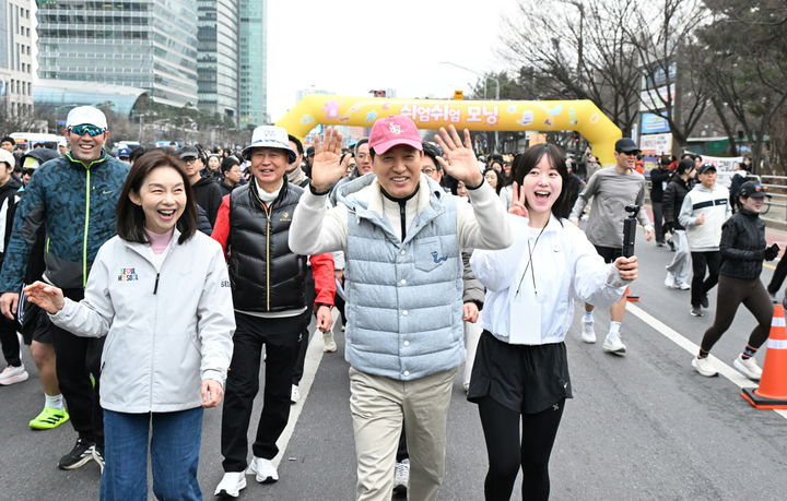 [서울=뉴시스] 오세훈 서울시장이 14일 시민들과 ‘쉬엄쉬엄 모닝’을 즐기고 있다. 2026.03.14. (사진=서울시 제공) *재판매 및 DB 금지