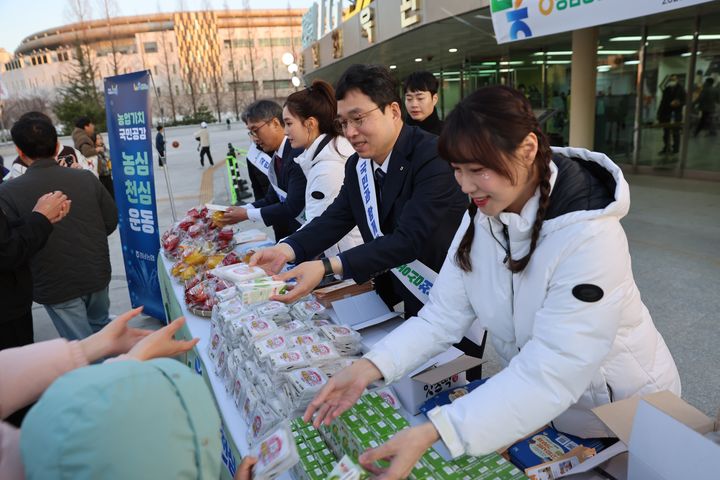 [창원=뉴시스] 경남농협·LG세이커스 '농심천심 데이(Day) 농축산물 나눔행사'. (사진=경남농협 제공) 2026.03.14. photo@newsis.com *재판매 및 DB 금지