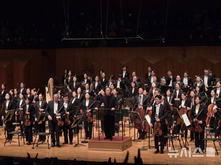 [서울=뉴시스] 조기용 기자 = 지난 13일 서울 서초구 예술의전당에서 열린 'KBS교향악단 x 정명훈 말러 교향곡 제5번' 공연에서 무대 후 정명훈이 객석을 향해 인사하고 있다. 2026.03.14. excuseme@newsis.com