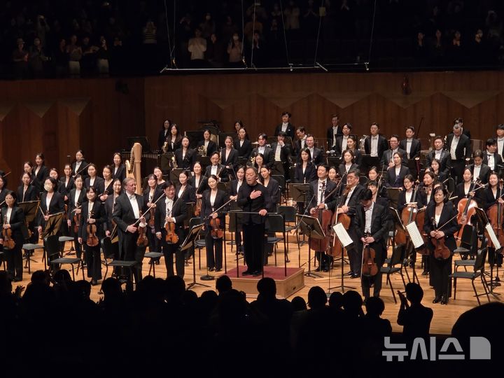 [서울=뉴시스] 조기용 기자 = 지난 13일 서울 서초구 예술의전당에서 열린 'KBS교향악단 x 정명훈 말러 교향곡 제5번' 공연에서 무대 후 정명훈이 객석을 향해 인사하고 있다. 2026.03.14. excuseme@newsis.com