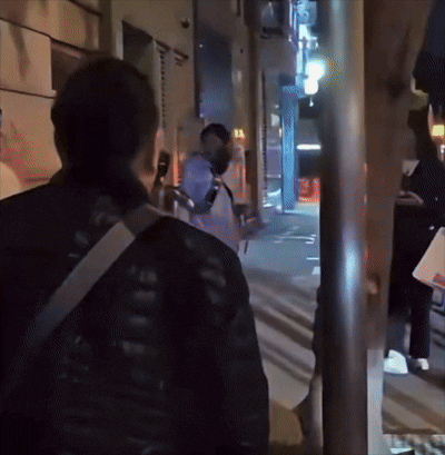 [뉴시스]중국 마카오의 한 거리에서 원격으로 조종 중이던 휴머노이드 로봇이 70대 여성을 위협해 경찰에 끌려갔다. (영상 = X 갈무리) *재판매 및 DB 금지