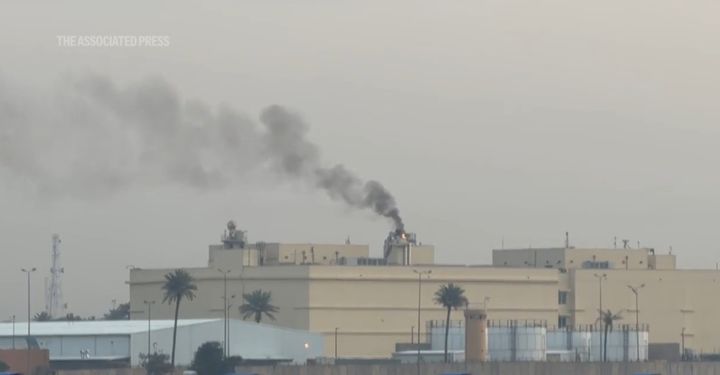 [서울=뉴시스]이라크 수도 바그다드에 위치한 미국 대사관 단지가 14일(현지 시간) 미사일 공격을 받은 것으로 전해졌다. 대사관에서 연기가 피어오르는 모습. <사진출처: AP통신 영상> 2026.03.14