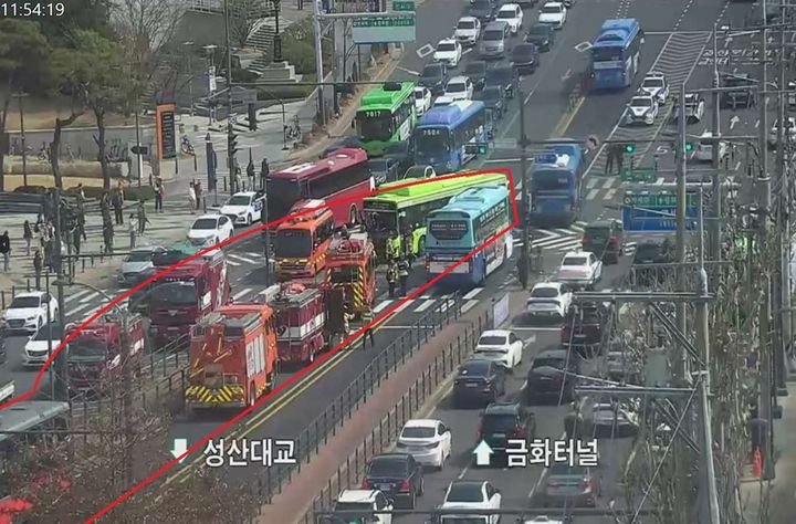 [서울=뉴시스] 14일 오전 11시46분께 서울 서대문구 연세대삼거리 부근에서 마을버스와 광역버스가 추돌하는 사고가 발생했다. (사진=서울시 교통정보 시스템(TOPIS) 캡처) 2026.03.14. photo@newsis.com *재판매 및 DB 금지