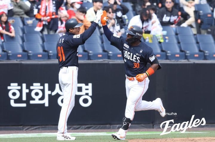 [서울=뉴시스] 프로야구 한화 이글스 요나단 페라자가 14일 대전 한화생명볼파크에서 열린 2026 신한 쏠뱅크 KBO리그 시범경기 SSG 랜더스전에서 6회 홈런을 친 뒤 베이스를 돌고 있다. (사진=한화 이글스 제공) 2026.03.14.