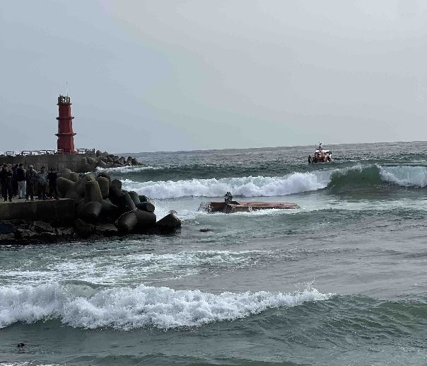 [양양=뉴시스] 14일 오전 9시57분께 강원 양양군 강현면 전진리 낙산항 인근에서 어선이 뒤집혀 70대 선장이 A(71)가 숨지는 사고가 발생했다. (사진=강원도소방본부 제공) 2026.3.14. photo@newsis.com *재판매 및 DB 금지
