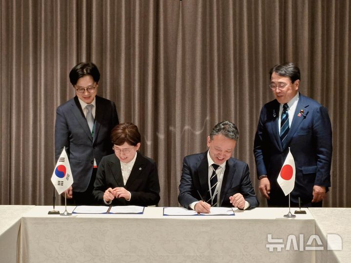 [세종=뉴시스]한국가스공사는 최근 중동 정세 불안 등으로 인한 글로벌 에너지 위기에 대응하고 천연가스의 안정적 공급을 위해 일본 JERA와 '액화천연가스(LNG) 수급 협력을 위한 협약서'를 체결했다.(사진=한국가스공사 제공)