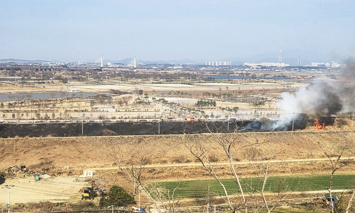 [나주=뉴시스] 14일 오후 2시51분께 전남 나주시 영산강 정원 인근 둔치에서 들불이 나 소방당국이 진화 작업을 벌이고 있다. (사진=독자 제공) 2026.03.14. photo@newsis.com *재판매 및 DB 금지