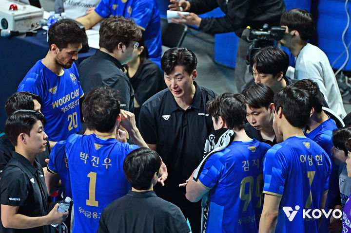 [서울=뉴시스] 프로배구 우리카드 박철우 감독대행이 14일 서울 장충체육관에서 열린 진에어 2025~2026 V-리그 남자부 6라운드 한국전력과의 경기에서 선수들에게 지시를 내리고 있다. (사진=KOVO 제공) 2026.03.14. *재판매 및 DB 금지