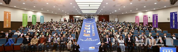 [시흥=뉴시스] 경기 시흥시 청소년청년재단 공식 재출범 참가자들이 기념 촬영을 하고 있다. (사진=시흥시 제공) 2026.03.14. photo@newsis.com 