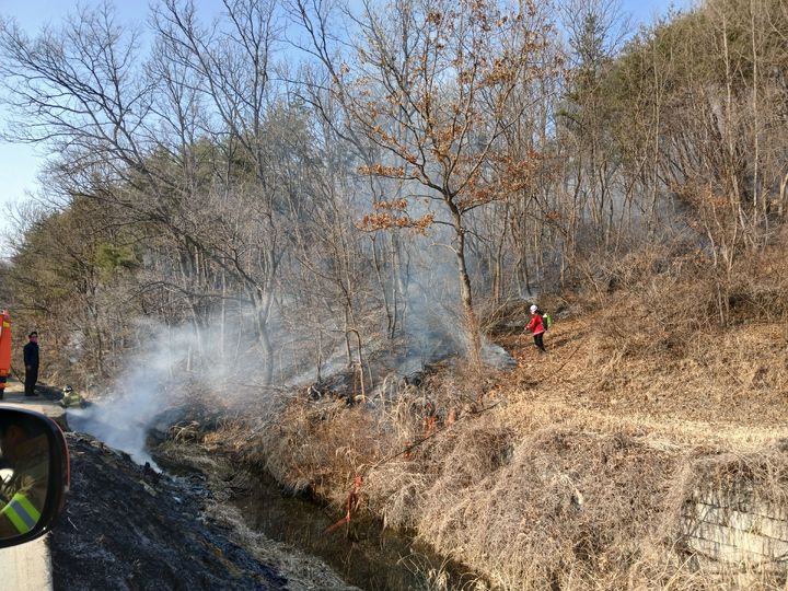 [경북=뉴시스] 14일 오후 4시18분께 경북 의성군 다인면 덕지리 야산 인근 수로 옆에서 소방당국의 화재 진압이 이뤄지고 있다(사진=경북소방본부 제공) 2026.03.14. photo@newsis.com *재판매 및 DB 금지