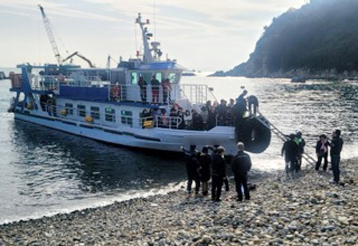 [부산=뉴시스] 14일 오후 3시51분께 부산 영도구 감지해변에서 승객 45명을 태운 유람선 A호(29t)가 기관 고장으로 운항할 수 없다는 신고가 접수됐다. (사진=부산해경 제공) 2026.03.14. photo@newsis.com *재판매 및 DB 금지