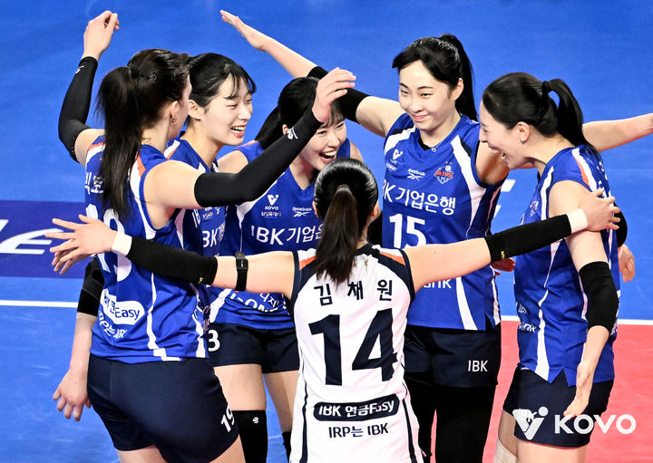 [서울=뉴시스] 프로배구 IBK기업은행 선수들이 14일 화성종합실내체육관에서 열린 진에어 2025~2026 V-리그 여자부 6라운드 GS칼텍스와의 경기에서 득점을 올린 뒤 환호하고 있다. (사진=KOVO 제공) 2026.03.14. *재판매 및 DB 금지