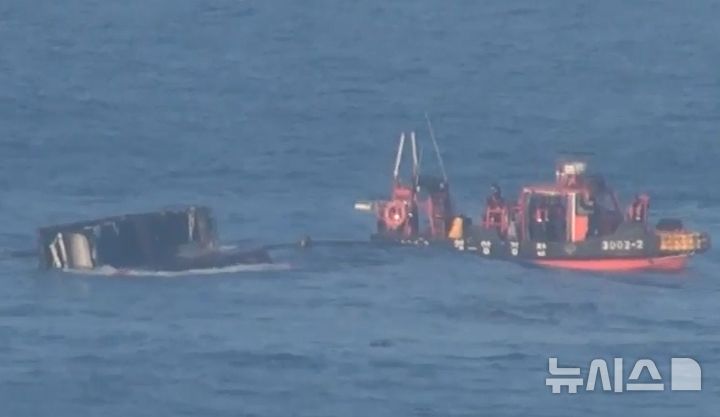 [제주=뉴시스] 14일 오전 10시께 제주시 한경면 고산리 차귀도 남서쪽 약 90㎞ 해상에서 한림선적 A호(29t·근해자망·승선원 10명)에 화재가 발생한 가운데 A호가 침몰하며 선미 부분만 보이고 있다. A호는 사고 발생 7시간여 만이 오후 5시44분께 완전히 침몰했다. (사진=제주지방해양경찰청 제공) 2026.03.14. photo@newsis.com 