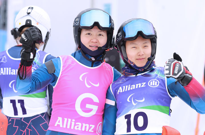 [서울=뉴시스] 최사라가 14일(한국 시간) 이탈리아 코르티나담페초 토파네 알파인 스키 센터에서 열린 2026 밀라노·코르티나담페초 동계패럴림픽 알파인 스키 여자 회전 시각장애 부문 1차 시기를 마친 뒤 어은미 가이드와 포즈를 취하고 있다. (사진 = 대한장애인체육회 제공) *재판매 및 DB 금지