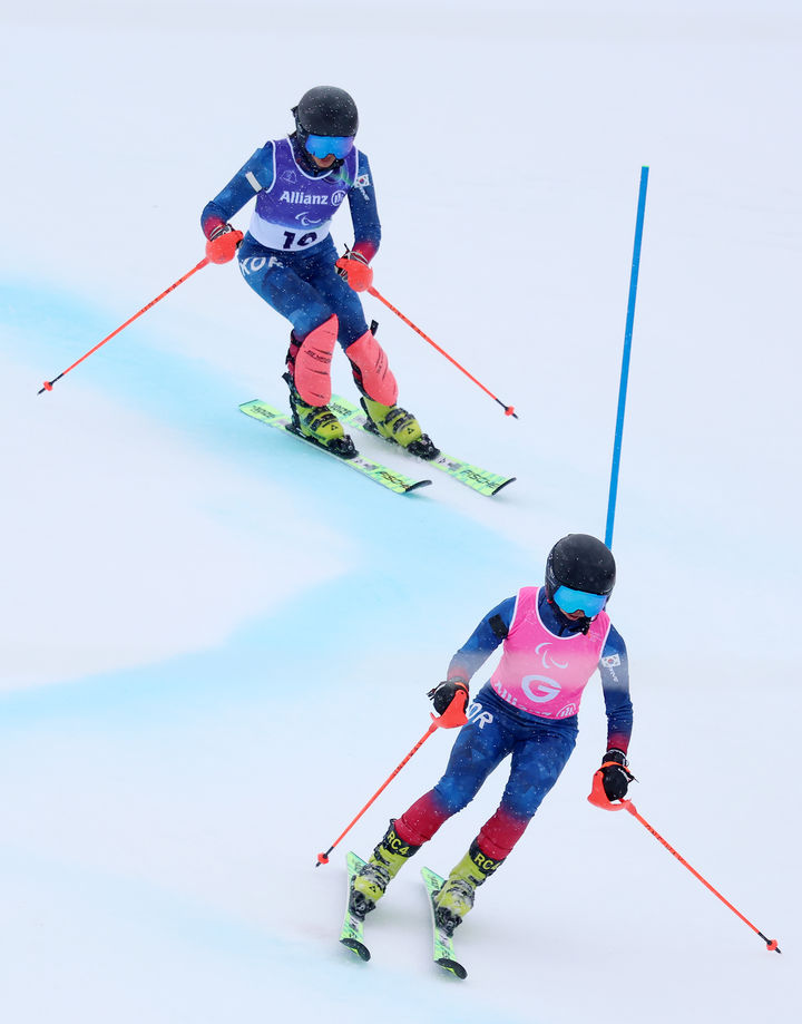 [서울=뉴시스] 최사라가 14일(한국 시간) 이탈리아 코르티나담페초 토파네 알파인 스키 센터에서 열린 2026 밀라노·코르티나담페초 동계패럴림픽 알파인 스키 여자 회전 시각장애 부문 1차 시기에 어은미 가이드와 설원을 달리고 있다. (사진 = 대한장애인체육회 제공) *재판매 및 DB 금지