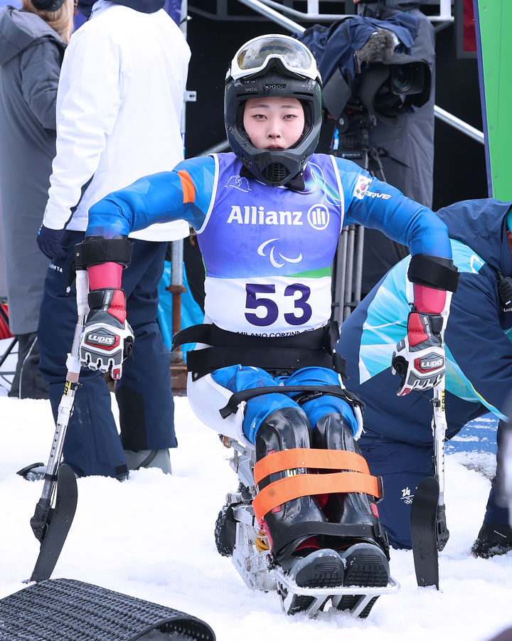 [서울=뉴시스] 박채이가 14일(한국 시간) 이탈리아 코르티나담페초 토파네 알파인 스키 센터에서 열린 2026 밀라노·코르티나담페초 동계패럴림픽 알파인 스키 여자 회전 좌식 부문에서 1차 시기 완주에 실패한 후 아쉬워하고 있다. (사진 = 대한장애인체육회 제공) *재판매 및 DB 금지
