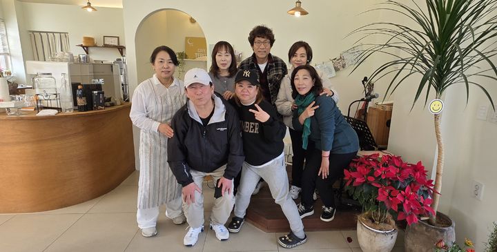 [영주=뉴시스] 영주시 풍기읍 카페 '테로'에서 팬미팅 후 기념사진 찍는 허만성. 2026.03.14 phs6431@newsis.com *재판매 및 DB 금지