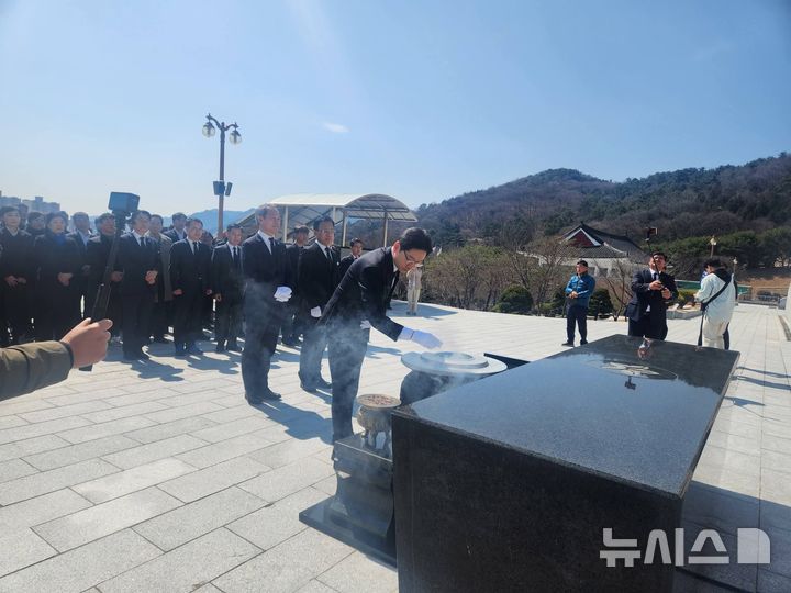 [창원=뉴시스]더불어민주당 김경수 경남도지사 후보가 3·15의거 66주년을 하루 앞둔 14일 오후 창원시 마산회원구 국립3·15민주묘지를 찾아 분향하고 있다.(사진=더불어민주당 경남도당 제공) 2026.03.14. photo@newsis.com