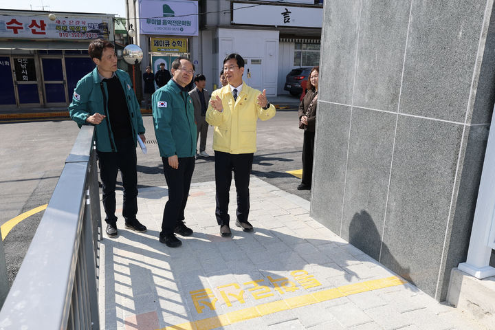 [광주=뉴시스] 박병규 광주 광산구청장과 공직자 등이 우산동 뉴빌리지 통학로 개선 사업 준공을 앞두고 지난 13일 사업 현장을 점검하고 있다. (사진 = 광주 광산구 제공) 2026.03.15. photo@newsis.com *재판매 및 DB 금지