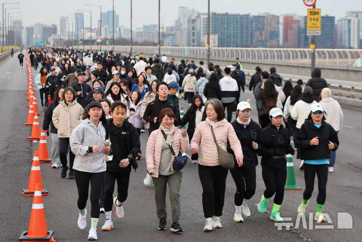 [서울=뉴시스] 황준선 기자 = 14일 오전 서울 마포대교 일대에서 도심 도로를 시민에게 개방하는 생활체육 프로그램 '쉬엄쉬엄 모닝' 행사 참가자들이 마포대교를 걷고 있다. 2026.03.14. hwang@newsis.com