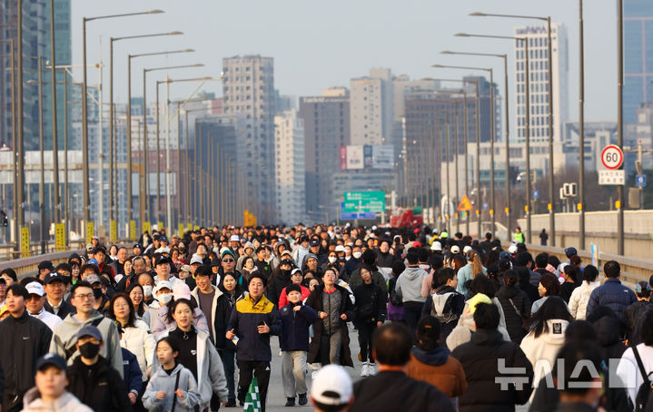 [서울=뉴시스] 황준선 기자 = 14일 오전 서울 마포대교 일대에서 도심 도로를 시민에게 개방하는 생활체육 프로그램 '쉬엄쉬엄 모닝' 행사 참가자들이 마포대교를 걷고 있다. 2026.03.14. hwang@newsis.com