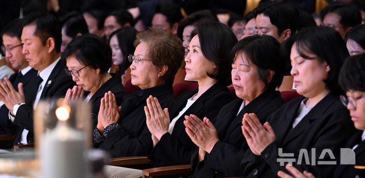 [서울=뉴시스] 고범준 기자 = 김혜경 여사가 14일 서울 원불교 소태산기념관에서 열린 故 이해찬 前 총리 49재에 참석해 기도하고 있다. 2026.03.14. bjko@newsis.com