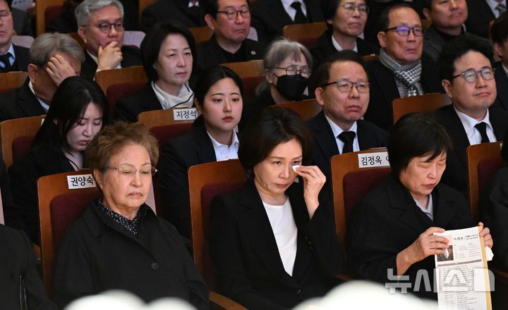 [서울=뉴시스] 고범준 기자 = 김혜경 여사가 14일 서울 원불교 소태산기념관에서 열린 故 이해찬 前 총리 49재에서 눈물을 닦고 있다. 2026.03.14. bjko@newsis.com