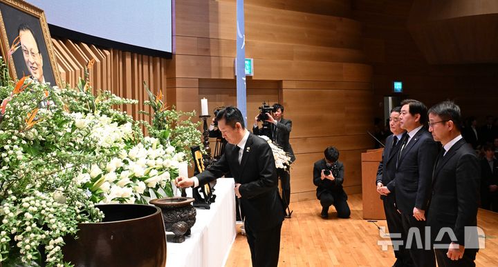 [서울=뉴시스] 고범준 기자 = 정청래 더불어민주당 대표가 14일 서울 원불교 소태산기념관에서 열린 故 이해찬 前 총리 49재에서 분향하고 있다. 2026.03.14. bjko@newsis.com