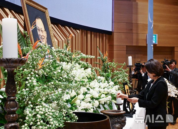 [서울=뉴시스] 고범준 기자 = 김혜경 여사가 14일 서울 원불교 소태산기념관에서 열린 故 이해찬 前 총리 49재에서 분향하고 있다. 2026.03.14. bjko@newsis.com
