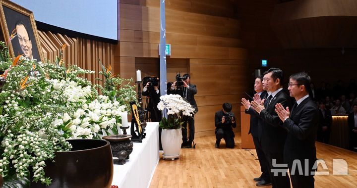 [서울=뉴시스] 고범준 기자 = 정청래 더불어민주당 대표와 한병도 원내대표 등 지도부가 14일 서울 원불교 소태산기념관에서 열린 故 이해찬 前 총리 49재에서 분향하고 있다. 2026.03.14. bjko@newsis.com